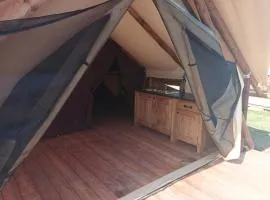 Tente Lodge pour 5 personnes en bordure de la rivière Allier au sein d'un petit camping