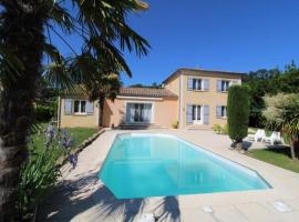 G&icirc;te &laquo;&nbsp;les rives de l&rsquo;Ard&egrave;che&nbsp;&raquo;, hotel pantai di Ucel