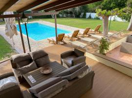 Relaxing Villa with Swimming Pool and Garden، فندق في Áyios Yeóryios