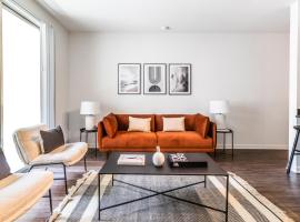 Spacious 2BR Near Santa Monica Beach, Walk Everywhere!, hotel in Los Angeles