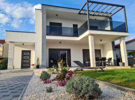 Villa Adria near Šibenik, 90 meters from the sea, hôtel à Jadrija