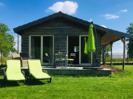 La vie en rose - A chalet in the nature with fenced garden, hotel met parkeren in Torhout