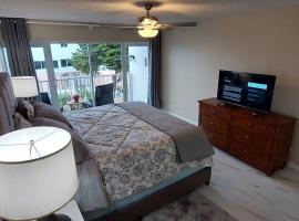 Nassau Harbour Cozy 2 bedroom Condo, hotel with parking in Nassau