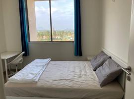 Private room with air conditioning with private but non-attached bathroom Near airport、Devanahalli-Bangaloreのアパートメント