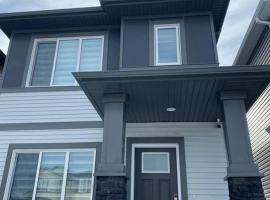 Rewind@Asher - 3 Bed + Den House for Play & Work, holiday rental in Edmonton