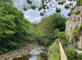 The Riverside Tailor's Cottage at Wray，Wray的有停車位的飯店