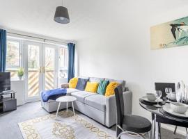 Two bedroom flat near Colchester Hospital with free parking and internet, apartamento em Mile End