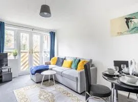 Two bedroom flat near Colchester Hospital with free parking and internet