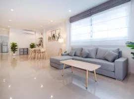 2BR Homey townhome 350M walk to Kata Beach