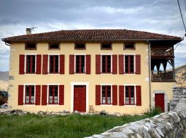 &Agrave; l'or&eacute;e du Cagire, B&B in Juzet-dʼIzaut
