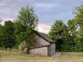 Beautiful little house renovated in nature, atostogų namelis 