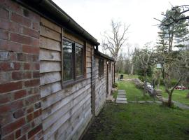 a quirky garden building in an orchard โรงแรมในRyton