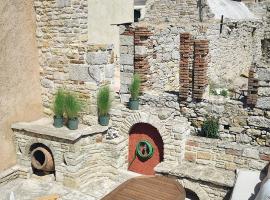 Yi artistry 1-bedroom medieval holiday house, holiday rental in Kalamoti