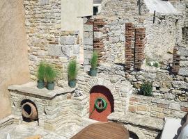 Yi artistry 1-bedroom medieval holiday house, hotel in Kalamoti