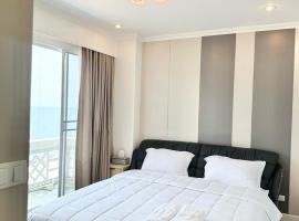 บ้านชายทะเล ที่พักติดทะเล ระยอง หาดแสงจันทร์, apartment in Rayong