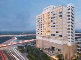 Crowne Plaza New Delhi Mayur Vihar Noida, an IHG Hotel, hotel dekat Swaminarayan Akshardham, New Delhi