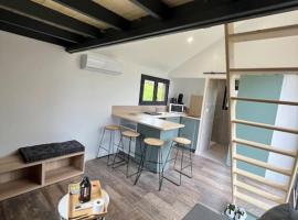 Tiny House L’œil des Dômes, tiny house in Saint-Pierre-le-Chastel