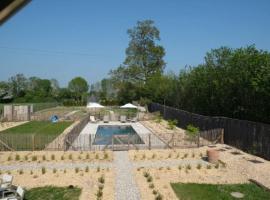Chaleureuse ferme restaurée au calme avec piscine、Fiquefleur-Équainvilleのホテル