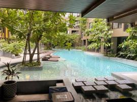 Elevated Elegance 7th Floor Cozy Flat with WiFi, hotel em Ban Rangeng
