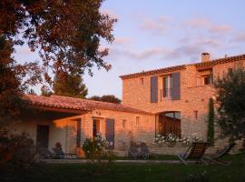 Superb air-conditioned house with heated pool in Gordes - by feelluxuryholydays，戈爾德的飯店