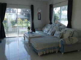 บ้านพักสุวรรณภูมิ​ แอร์​พอร์ต​ลิงค์​ลาดกระบัง, hotel in Ban Khlong Lat Bua Khao