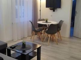 Apartament u Szwagra koło Rewala，Cerkwica的有停車位的飯店