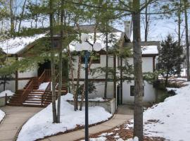 780 Combined Upper and Lower Disciples Village Condo, hotel in Boyne Falls