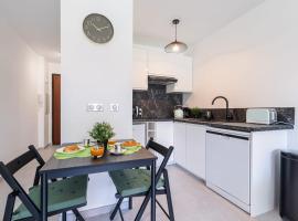 Pretty Studio Swimming pool and Sea