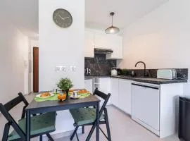 Pretty Studio Swimming pool and Sea