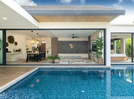 Villa Kalliste 25 Phuket โรงแรมในBan Sakhu