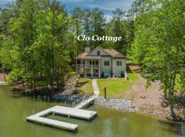 The Clo Cottage on Lake Martin、Dadevilleの駐車場付きホテル