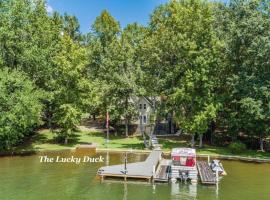 The Lucky Duck on Lake Martin, отель в городе Dadeville