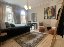 Lovely central apartment with two large bedrooms nearby Oslo Opera, vis a vis Botanical garden, hotel que acepta mascotas en Oslo