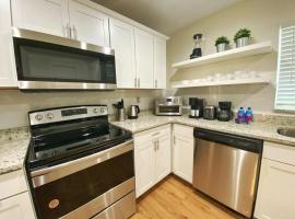 *NEW*Sunshine Gorgeous- 3BD/2BA -Private Backyard!, penginapan di Port Orange