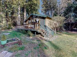 Cozy Cedar Cabin, מלון בSedro-Woolley