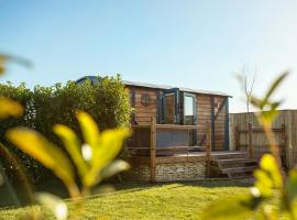 Yew Lodge - Shepherd's Hut Railway Carriage with "Hot Tub" - Sleeps 4 - Escape Completely!, hotel in Boston
