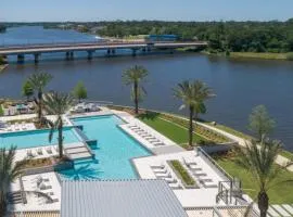 Luxury Living Lakeside - Atrium View