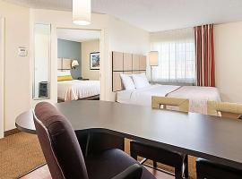 Sonesta Simply Suites Pittsburgh Airport, hotel near Acrisure Stadium, Imperial