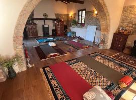 Casale Saundarya - yoga e ayurveda in Toscana، فندق يسمح بالحيوانات الأليفة في سبا كاسكيانا تيرم