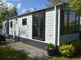 Cozy chalet for 5p with garden in a lovely area near Goedereede, lomamökki kohteessa Goedereede