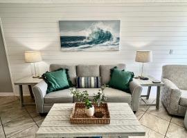 Condo on the Beach- walk to restaurants, shops and activities., apartamento em Gulf Shores