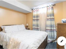 Serenity & memorable Cozy Lower Level Apartment Room in TownHouse Private Entrance, отель в городе Гатино