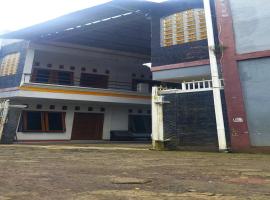 SPOT ON 92532 Penginapan Hj Lilis Syariah, hotel met parkeren in Sukabumi