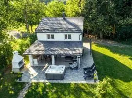Cozy House In Nature With Hot Tub - Happy Rentals