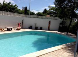 Appartement 2 pièces avec piscine et jardin privés, hotel dengan parking di Pailhès