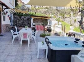 Amalfi Coast Countryside with Jacuzzi and Garden, hotelli, jossa on porealtaita kohteessa Polvica