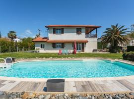 Maison Urt - Charmante maison avec piscine, villa in Urt