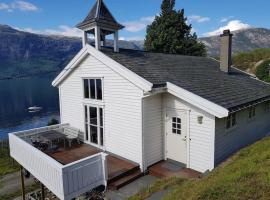 Spacious house by the Hardangerfjord, vilă din Hesthamar