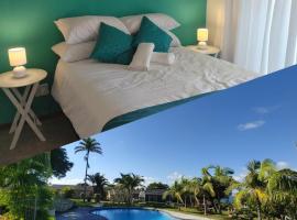 Cheerful 2 bedroom cottage with a communal pool, hotel em Hibberdene