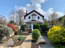 Charming Seaside Cottage in Leigh-on-Sea, viešbutis Pajūrio Sautende, netoliese – Chartwell Private Hospital